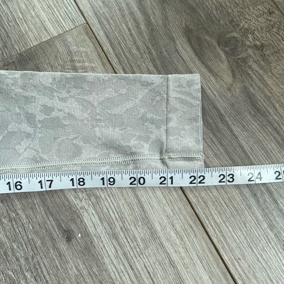 Gymshark Gray Adapt Butterfly Seamless Sports Bra and Leggings Set - Picture 7 of 7